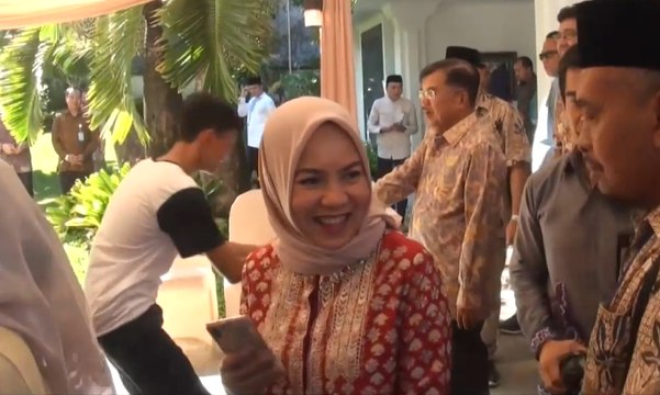 Warga Padati 'Open House' di Rumah Wapres Jusuf Kalla