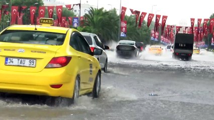Kentte etkili olan sağanak, hayatı olumsuz etkiliyor (5) - İSTANBUL
