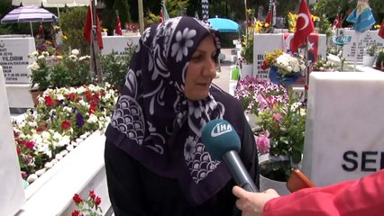 Kadir Gecesi'nde şehit oğlunun silüeti mezar taşına yansıdı
