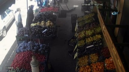 Bir anda yere düştü, böbrek ağrısı çekiyor sanılan adam başından vuruldu... O anlar güvenlik kamerasında