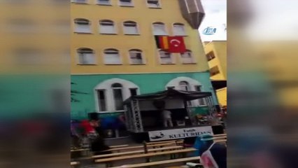 - Berlin'de Minareden Okunan Ezan Herkesi Duygulandırdı