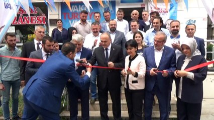 Bakan Faruk Özlü, şehit babasını ziyaret ederek babalar gününü kutladı