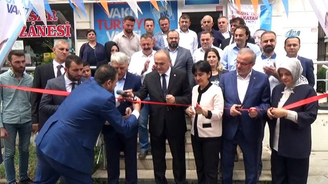 Bakan Faruk Özlü, şehit babasını ziyaret ederek babalar gününü kutladı