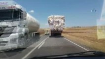 Şanlıurfa’da saman yüklü kamyonun tehlikeli yolculuğu
