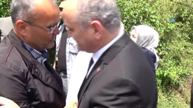 Bakan Faruk Özlü, Şehit Babasını Ziyaret Ederek Babalar Gününü Kutladı