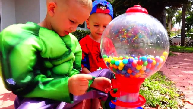 Bad Baby Spiderman РАЗДАВИЛИ КОНФЕТЫ! JOKER CRUSHED GIANT CANDY - Baby Hulk Superhero