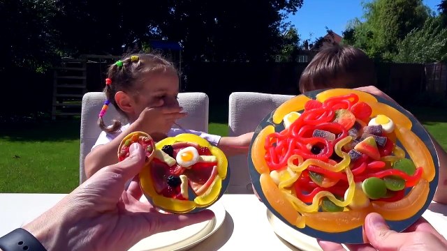 Мистер Макс & Мисс Катя (новый выпуск ) ЧЕЛЛЕНДЖ Гигантские ЖЕЛЕЙНЫЕ против МАЛЕНЬКИХ конфеты Real Gross Food VS Gummy F