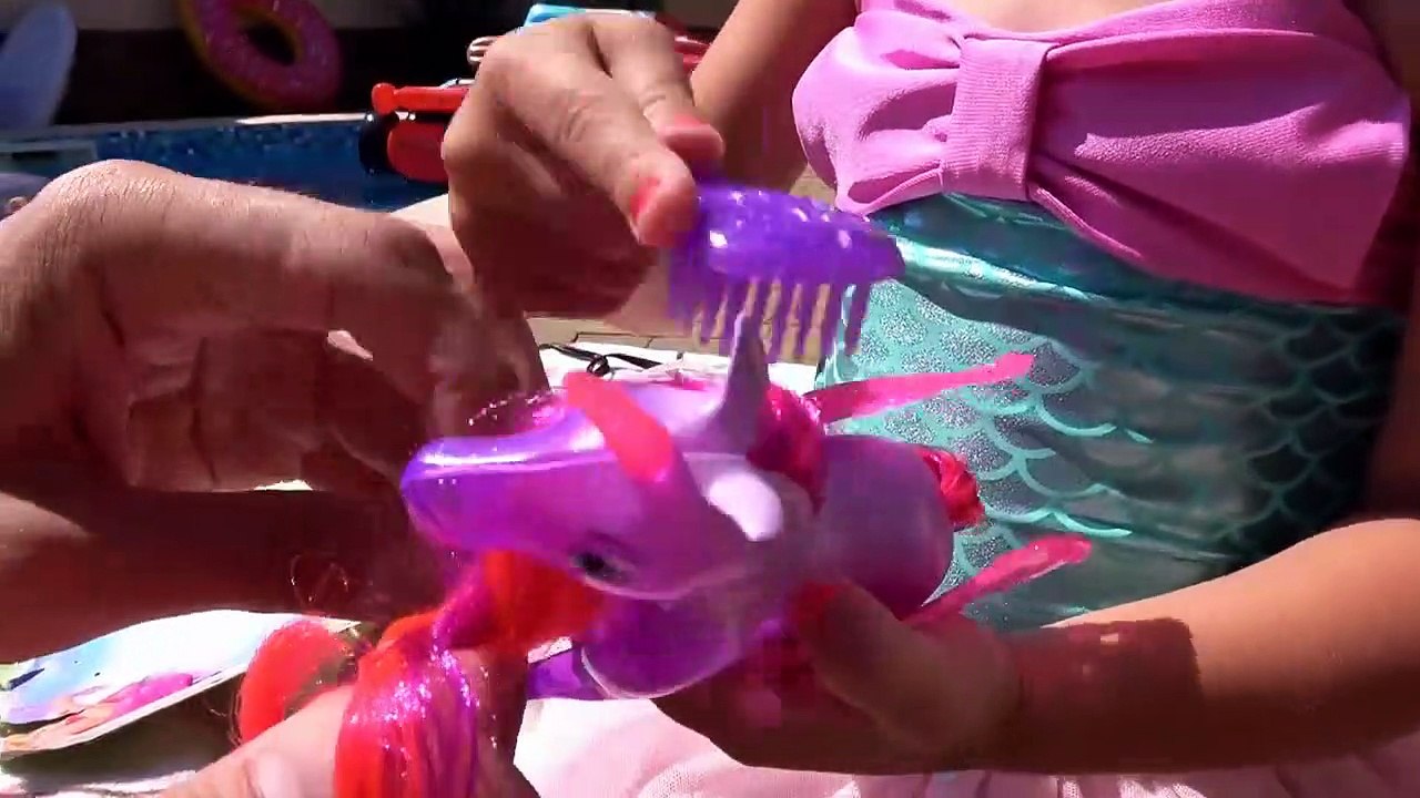 Барби в бассейне купаемся с надувными игрушками Barbie сумочка Барби и Магически