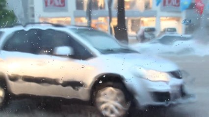 Adana'da şiddetli yağışlar nedeniyle yollar nehre döndü
