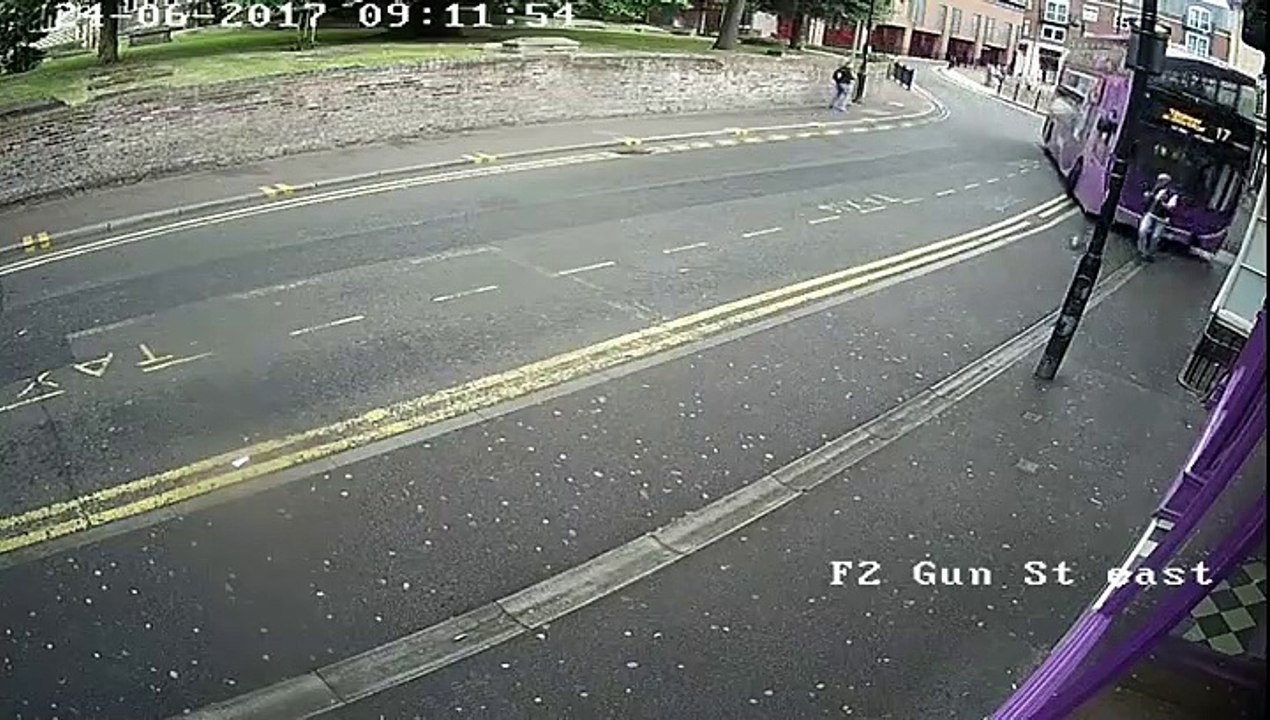 Il se fait percuter par un bus mais va quand même au bar pour boire un coup