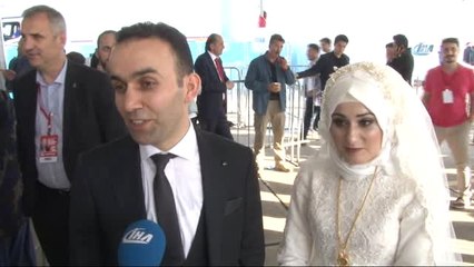 Gelin ve Damatlıkla Düğün Öncesi Mitinge Geldiler