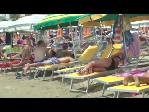 Ora News - Durrës, pushuesit ankohen për mungesën e dusheve dhe tualeteve