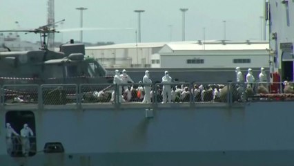 이탈리아 입항 거부 난민선 스페인 도착 / YTN