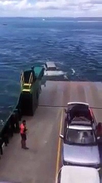 Il a oublié de mettre le frein à main sur un ferry.