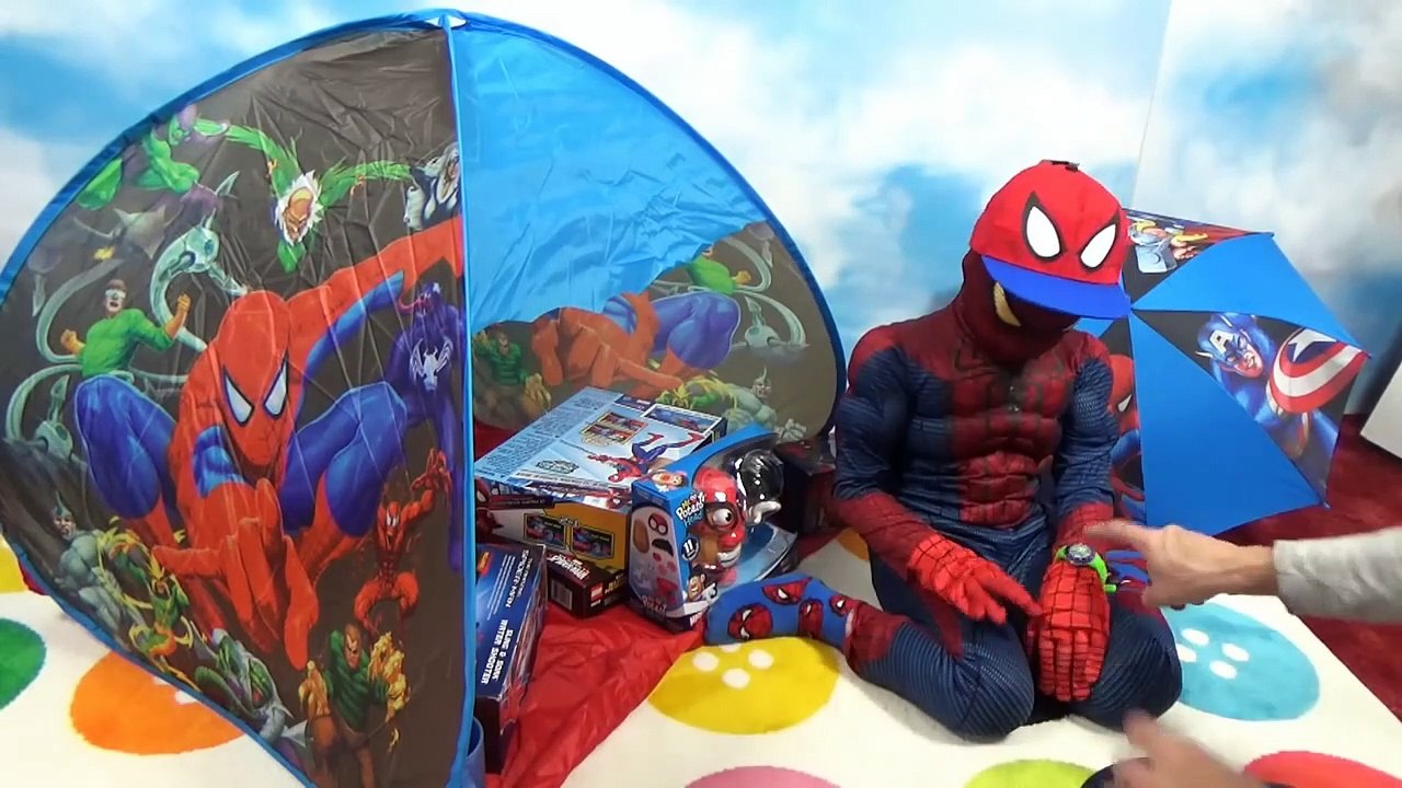 Макс Человек - Паук стреляет паутиной и открывает много игрушек в палатке Spider