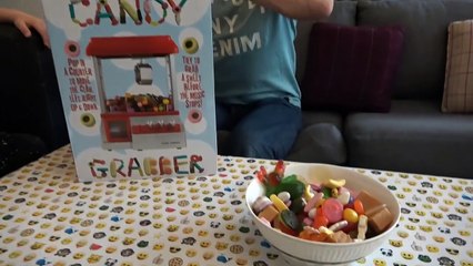 Конфетный аппарат для вылавливания конфет Ловим желейные пауки и череп с начинко