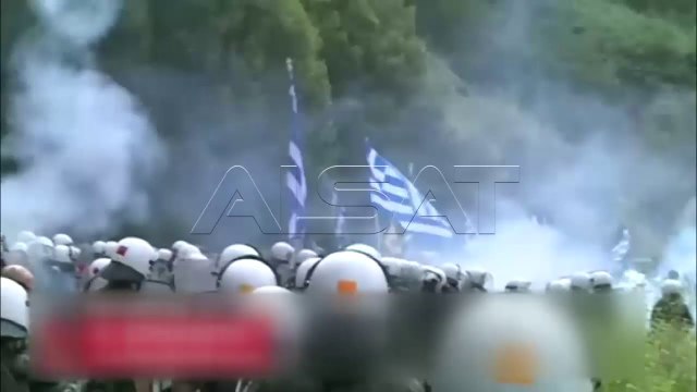 Грчката полиција се судри со група насилни демонстранти кај Псаридес