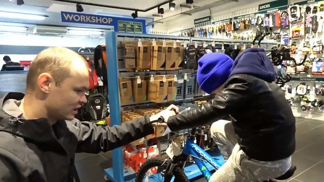 ВЛОГ Мистер Макс Новая серия 26 01 2017 Ехали покупать новые самокаты а купили новый ПЛАНШЕТ и Макс попал в точку с