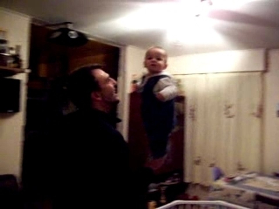 Bébé rigolo