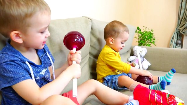 Bad Baby Вредные Детки Нашли Гигантские конфеты Чупа Чупс Giant Candy