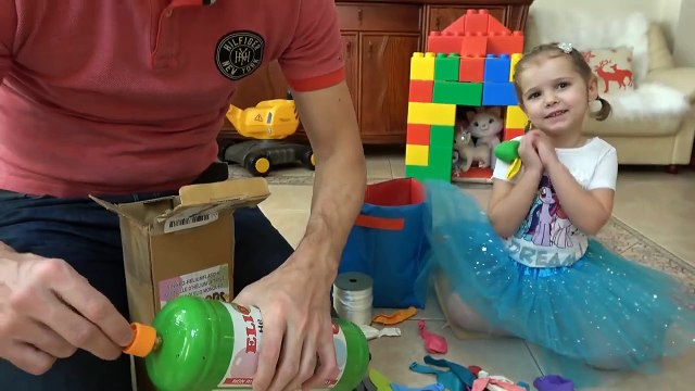 Мистер Макс - Мурка взлетает на воздушных шариках Надуваем воздушные шарики и запускаем в возд