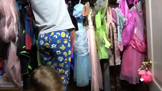 Сотни яиц с игрушками на тележке Макс и Катя ссыпали киндеры у мамы с кладовки 300 Surprise eggs