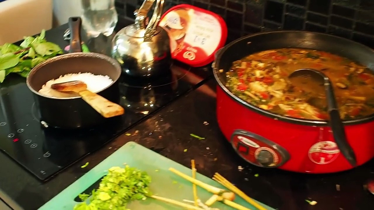 Pattaya Threes Company  Mae and Her Cousin Move Into Seans Place