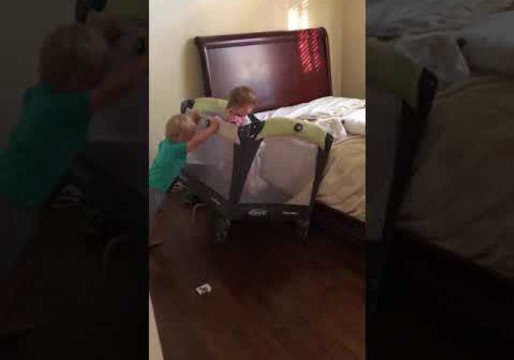 Clever Toddler Escapes From Crib Thanks to Older Brother