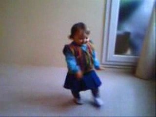 Adèle 13 mois danse sur un air russe traditionnel