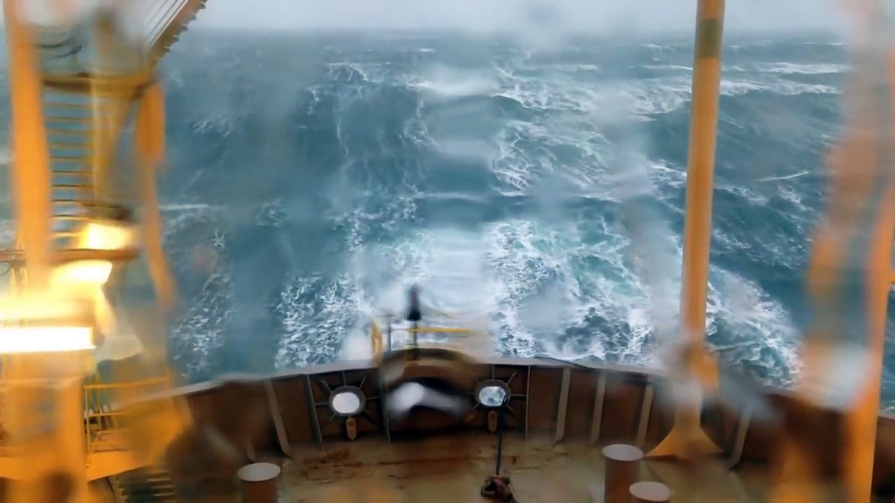 Top_10_ships_in_storm_Giant_Monster_Waves_You_Need_To_See