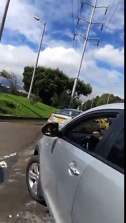 Vuelvalo A Tocar Mujer Insulta A Unos Taxistas En Bogotá