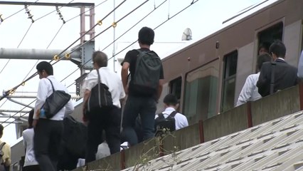 日 오사카 지진...초등학생 등 3명 사망·부상 230여 명 / YTN