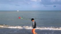 Polis denizde kayıp çocuğu aradı, vatandaş yüzmeye devam etti