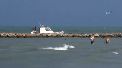 Polis Denizde Kayıp Çocuğu Aradı, Vatandaş Yüzmeye Devam Etti