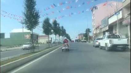 Motosiklet Kasasında Çocukları Taşıdı, Kendi Kask Taktı