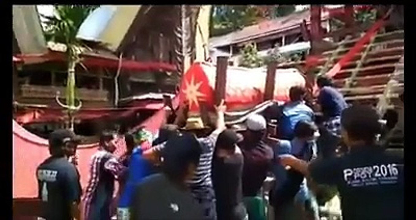 Bị quan tài của mẹ rơi trúng, con trai thiệt mạng