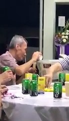Cet homme a été filmé en train de boire une bière avec son nez.