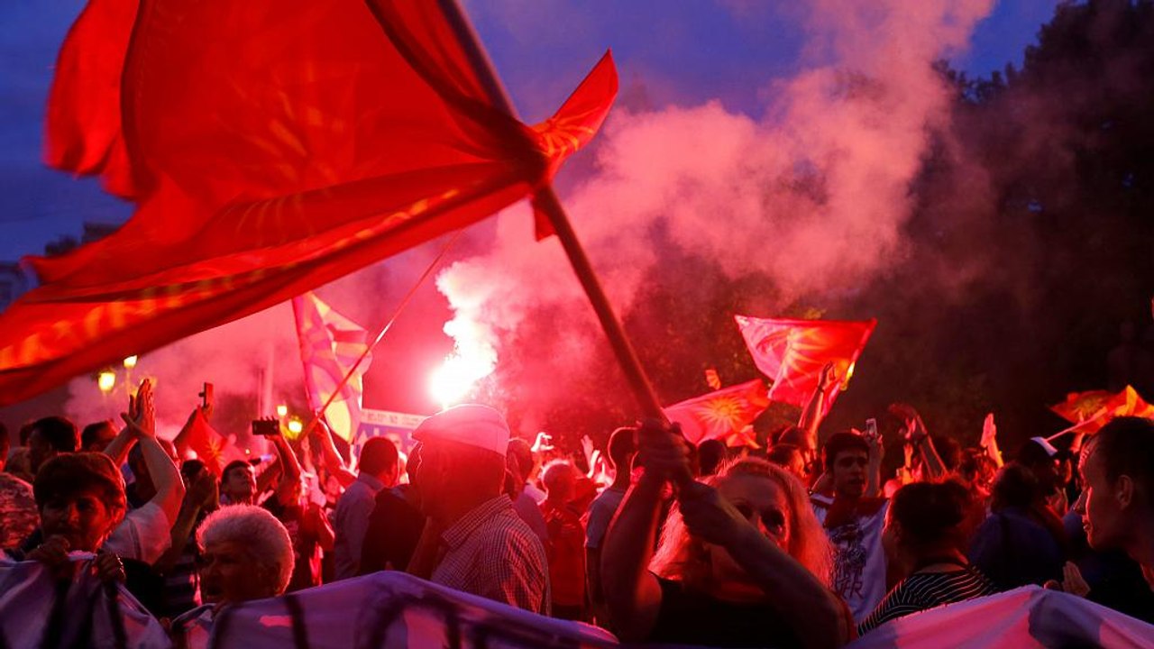 Gewaltsame Proteste gegen 'Republik Nord-Mazedonien'