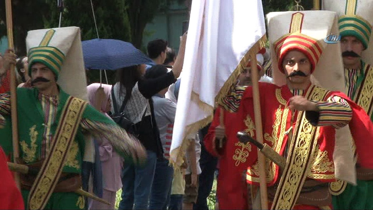 Bakan Kurtulmuş, Baklava Alayında yerli ve yabancı turistlere baklava dağıttı