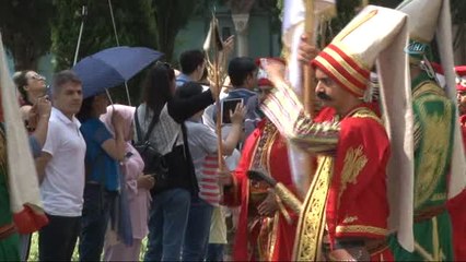 Bakan Kurtulmuş, Baklava Alayında Yerli ve Yabancı Turistlere Baklava Dağıttı