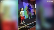 Criança invade palco e rouba toda a atenção