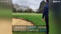 Truques de golfe demonstrados por um treinador inglês