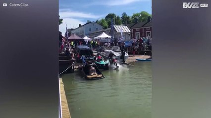 Homem anda de mota em cima da água sem afundar