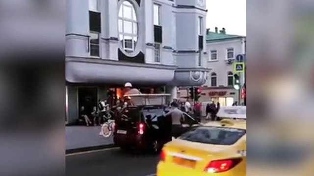 Dos fans mundiales: fiesta en una bañera fijada en el techo de un coche