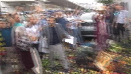 Pazarcı eyleminde meyve-sebzeler havada uçuştu