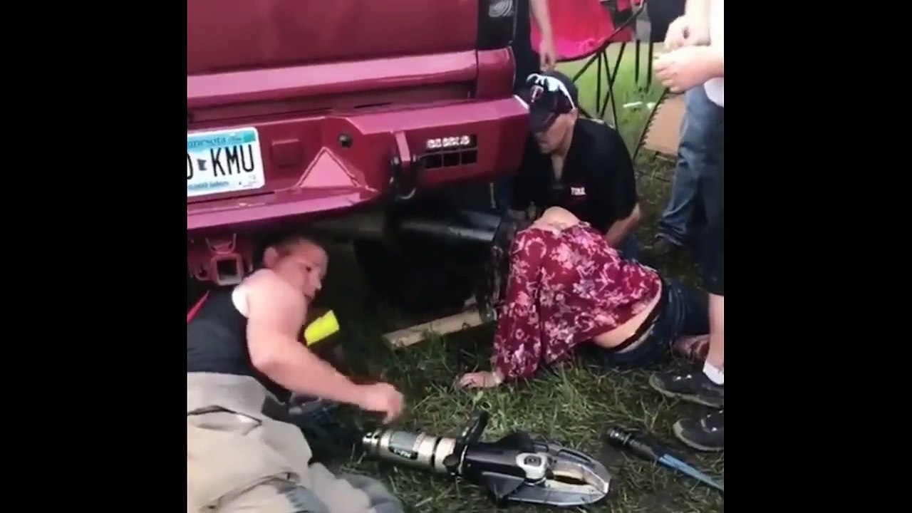 Une femme ivre se coince la tête dans le pot d’échappement d’un pickup