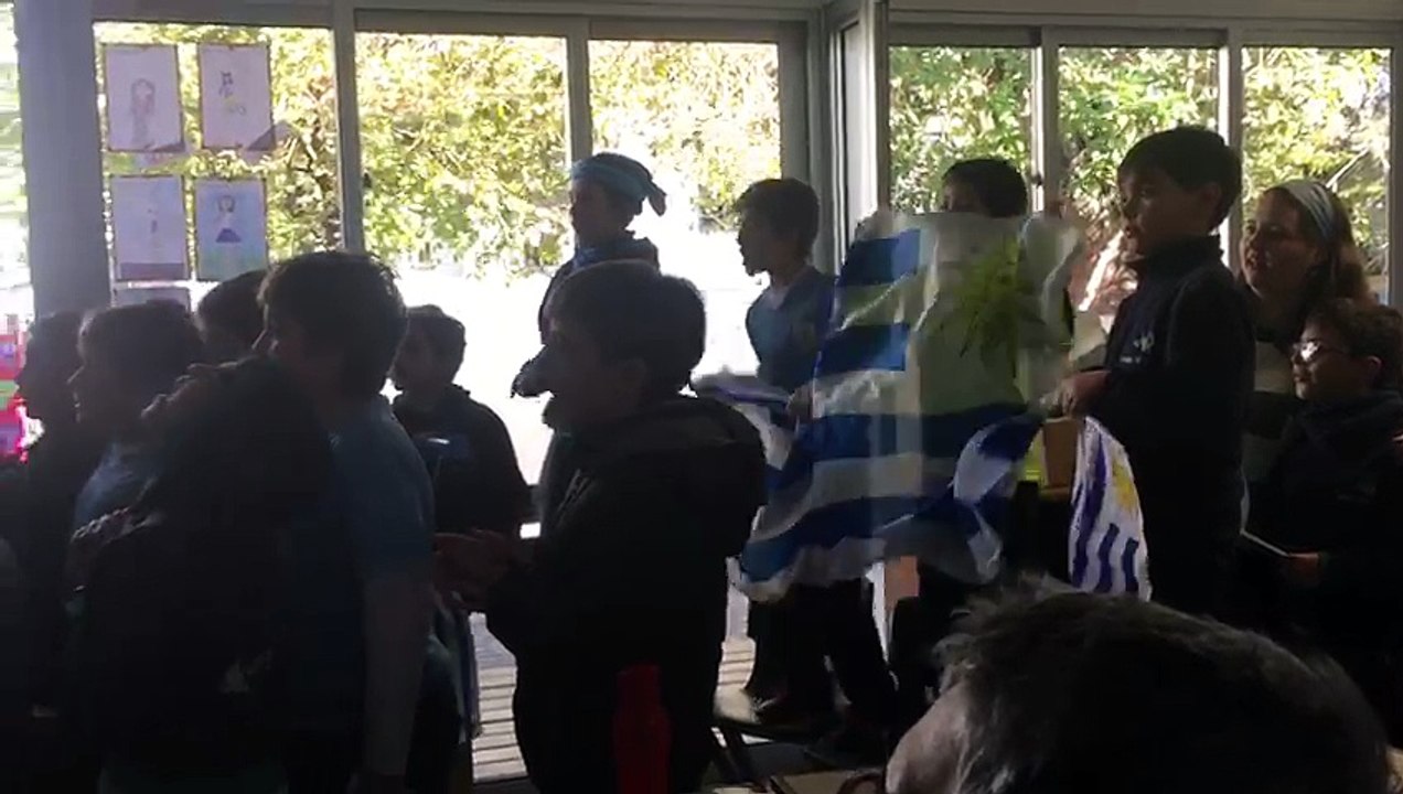 Des enfants dans une école fête le but de leur équipe (Uruguay)