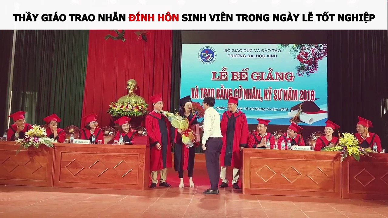 THẦY GIÁO TRAO NHẪN ĐÍNH HÔN SINH VIÊN TRONG NGÀY LỄ TỐT NGHIỆP