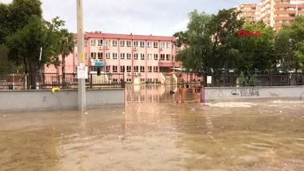 Adana'da Sağanak; Ev ve Araçlar Sular Altında Kaldı 2