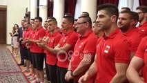 Ora News - “Tarragona 2018”, Meta i dorëzon flamurin kampionit Izmir Smajlaj